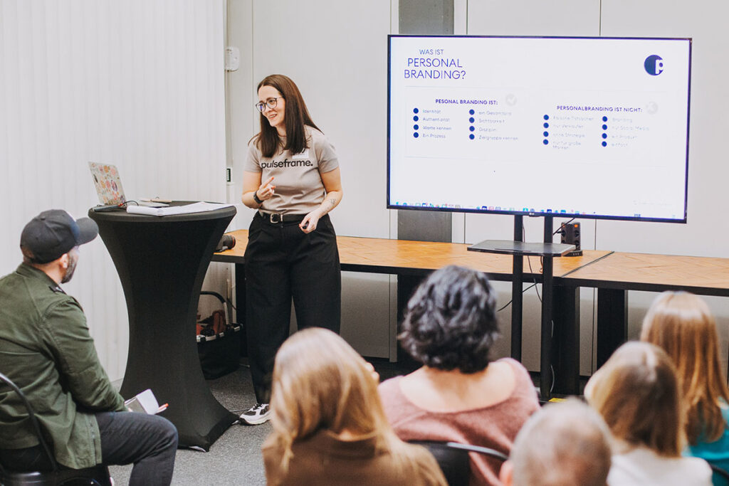 Tamai Bruns hält Workshop über Personal Branding vor Publikum